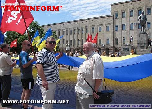 15-метровий державний прапор України розгорули на площі Кірова (фоторепортаж)